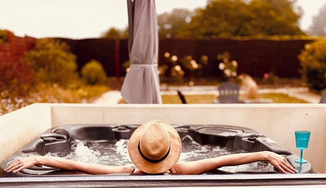 Magnificent Penn-Ar-Bed villa with jacuzzi, seafront