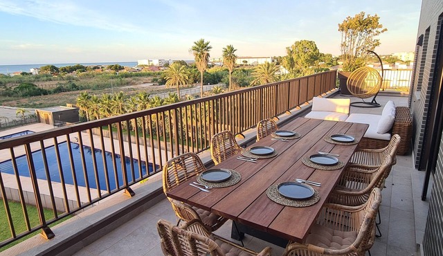 Magnificent penthouse with sea view, very close to beach and child-friendly pool