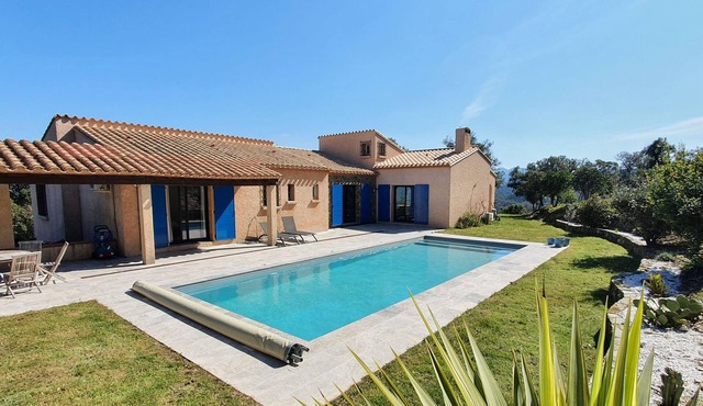 Magnificent pool villa between sea and mountains