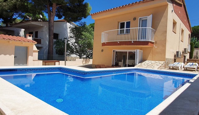 Magnificent private pool villa with free wifi near the beach
