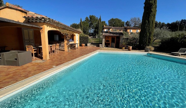 Magnificent property, big swimming pool, private tennis, large enclosed grounds