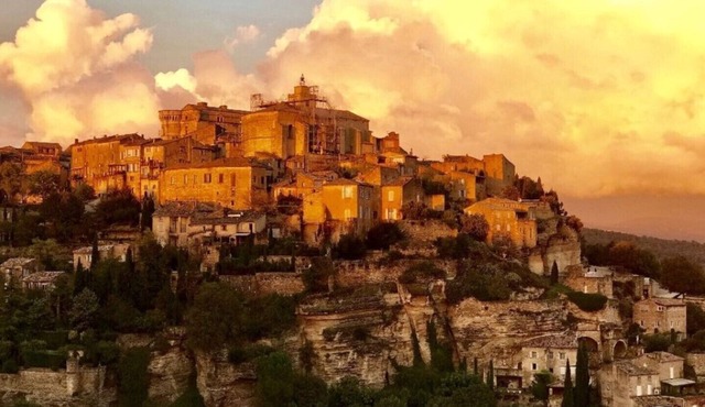 Magnificent Provencal farmhouse surrounded by lavender & olive trees