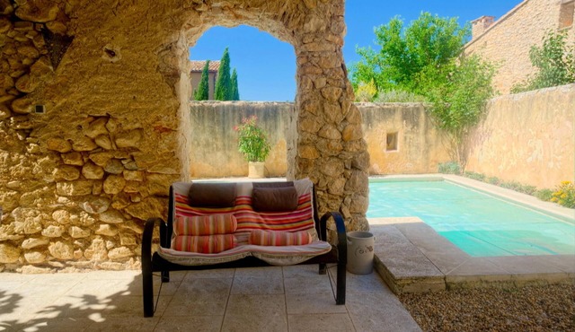 Magnificent Provencal farmhouse for 10 people with swimming pool