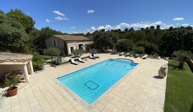 Magnificent Provencal villa of 300 m2 air-conditioned with large south-facing swimming pool