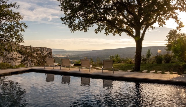 Magnificent renovated mas, comfort and exceptional views in the heart of the Luberon