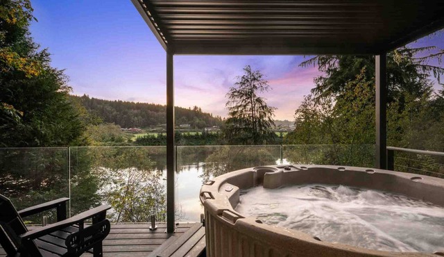 Magnificent Riverfront Views From Hot Tub, Home, & Deck, Stunning Inside and Out, 5 Minutes to Beach