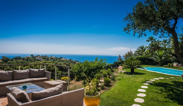 Magnificent sea view, very quiet, private pool, beach 5 min away, private domain