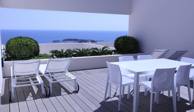 Magnificent sea-view! 70m2 design apartment, big terrace, pool, extras included