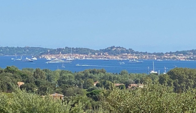 Magnificent sea view, of the Gulf of Saint Tropez and the mountains.
