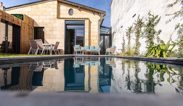 Magnificent single-storey house with swimming pool not overlooked