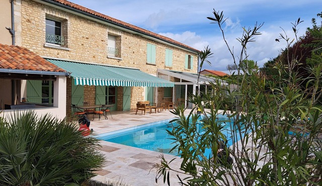 Magnificent stone farmhouse 10 minutes from Futuroscope