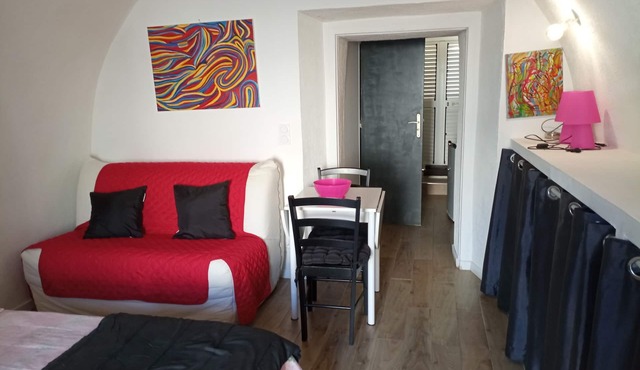 Magnificent Studio located 250 meters from the sea, garden level, air-conditioned.