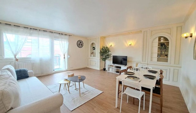 Magnificent T3 with balcony at the foot of the Colbert metro station