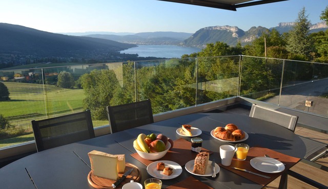 Magnificent Takapuna Loft with lake and mountain views