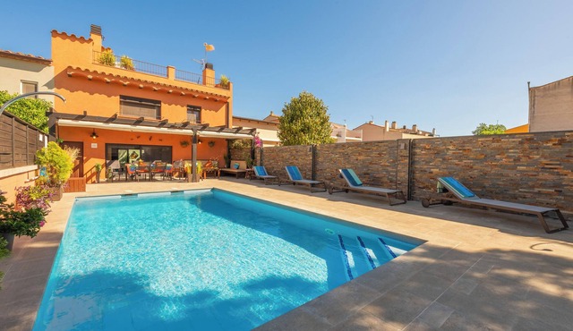 Magnificent town house with pool, garden and large terrace with views!
