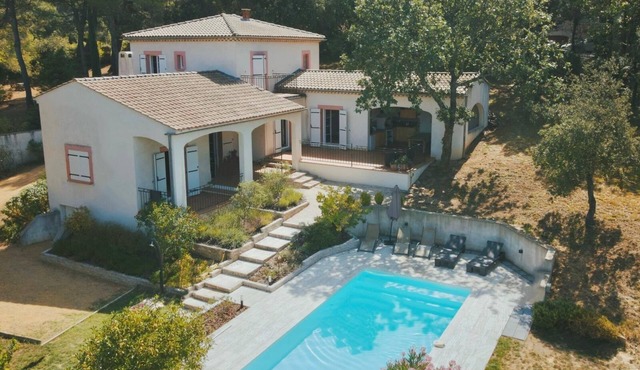 * Magnificent unoverlooked villa, 8p, swimming pool, summer kitchen, 3800 m2