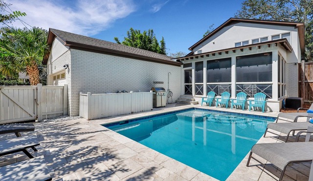 Magnificent Family East Beach Escape! Private Pool, Short Walk To Beach