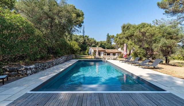 Magnificent Villa 14 p, swimming pool, garden, parking