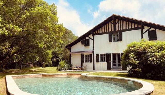 Magnificent vacation home in the forest - Swimming pool - 10 min from the beach