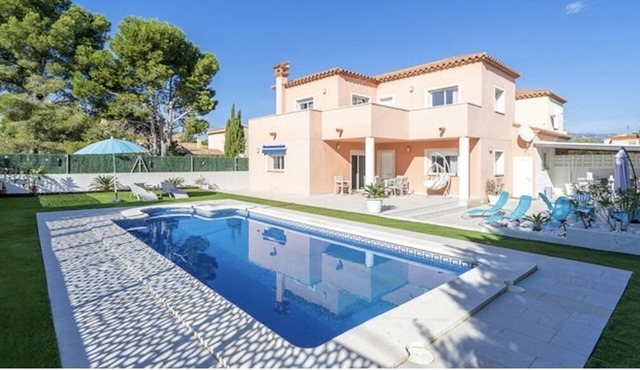 MAGNIFICENT VILLA/SUMMER KITCHEN 8 pers. POOL/WIFI/NETFLIX 4 bd/2 baths
