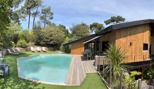 Magnificent villa with swimming pool in landscaped garden with terrace and boules court