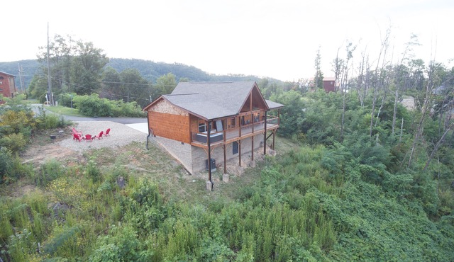 Magnificent Views! Luxury 2/2, Fire Pit, Hot Tub, Outdoor Pool, Close to Town