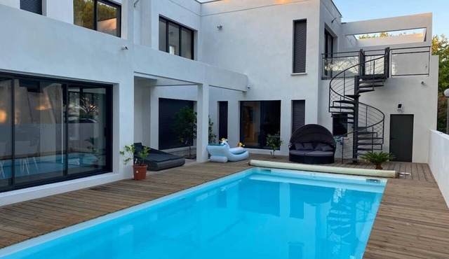 Magnificent villa with private pool and jacuzzi 100 m from the beach