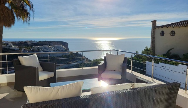 Magnificent Villa with swimming pool and panoramic view, ideal for 6 people.