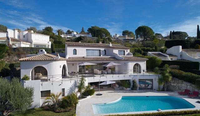 Magnificent villa in closed estate with panoramic views