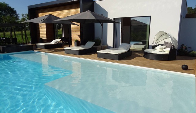 MAGNIFICENT VILLA, heated swimming pool, close to the DORDOGNE beaches.