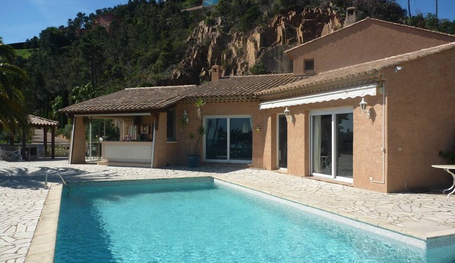 Magnificent villa on flat ground enjoying a superb sea view and Esterel