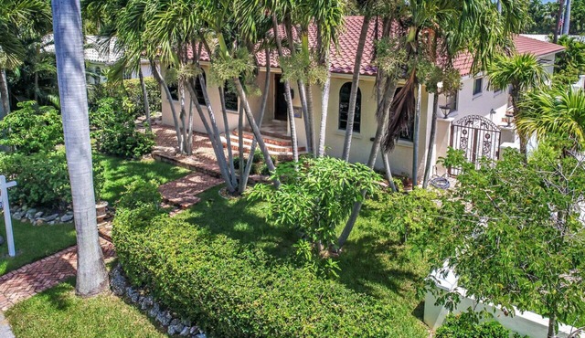 Magnificent Villa by Lake near Hollywood Beach