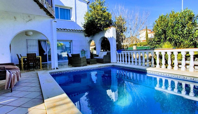 Magnificent villa with pool Empuriabrava