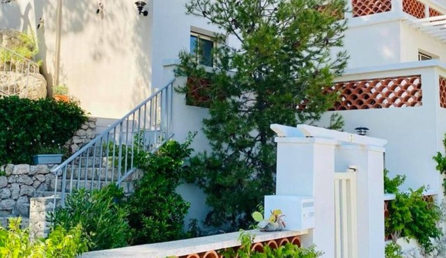 Magnificent villa facing the sea for 18 people