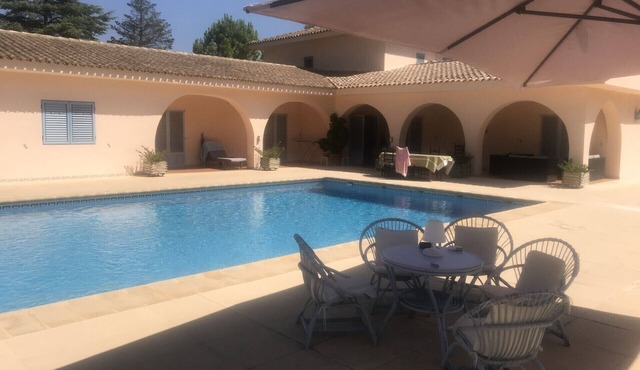 Magnificent villa for 10 people with very large swimming pool and tennis court