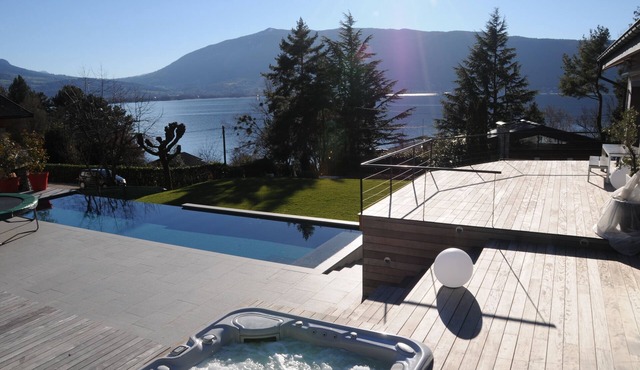Magnificent villa with lake view, heated pool, spa, sleeps 8, 3-minute walk from the lake