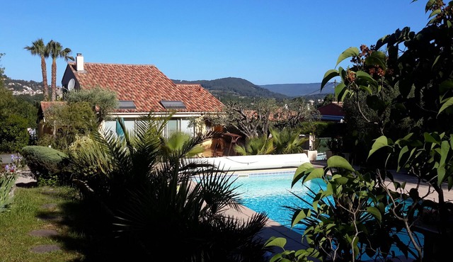 Magnificent villa in wooded site