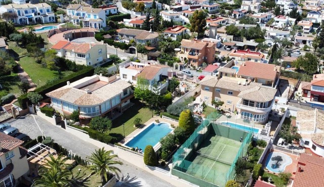 Magnificent villa in Peñiscola, large pool, paddle tennis court, Wifi,
