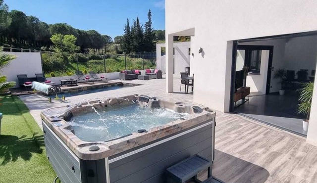 Magnificent villa large jacuzzi private heated pool