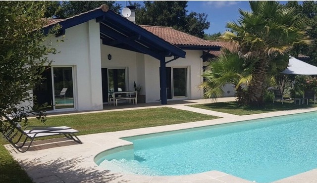 Magnificent villa on the edge of a forest 20 minutes from the beach