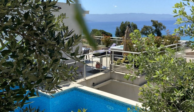 Magnificent villa on the roof Swimming pool and Jacuzzi with its full sea view.