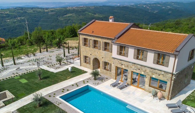 Magnificent Villa Paradiso d’Istria with a swimming pool, jacuzzi and sauna