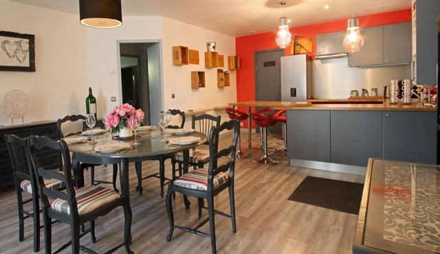 Magnificent villa with heated pool near La Citée