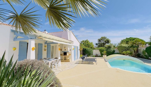 Magnificent villa with pool, garden and parking