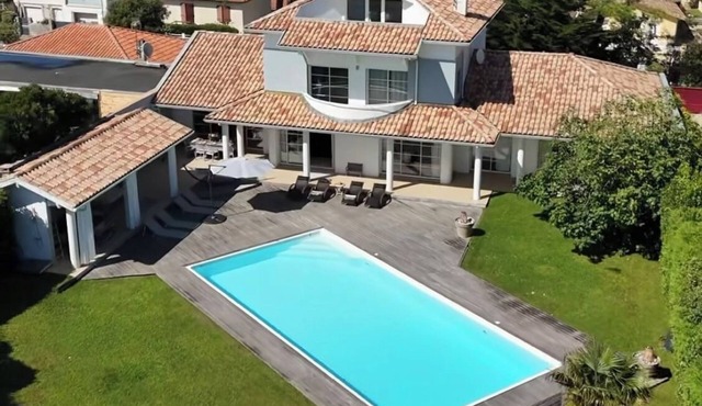 Magnificent villa with heated swimming pool, beach on foot!