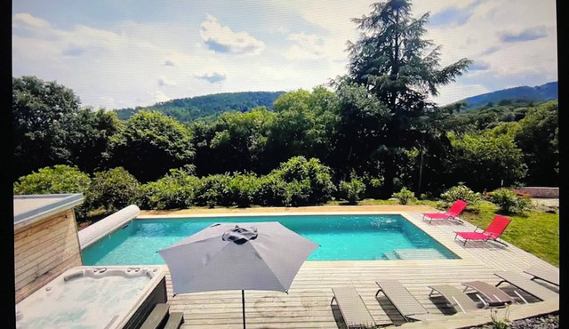 Magnificent villa with outbuilding and unusual accommodation in the trees. Sleeps 10