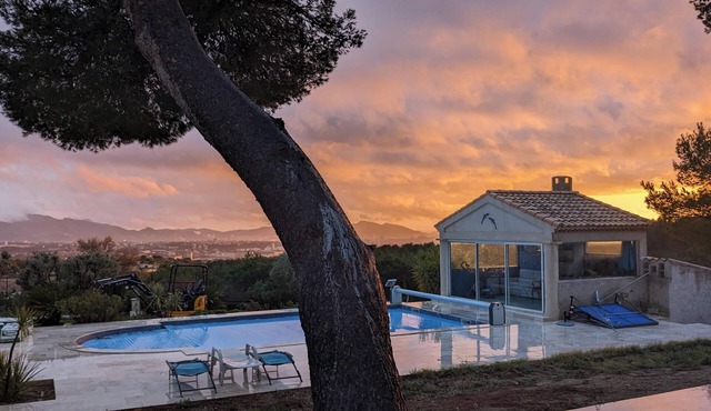 Magnificent villa with breath-taking view ov Marseille, swimming pool and garden