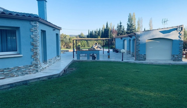 Magnificent villa with large swimming pool near the sea