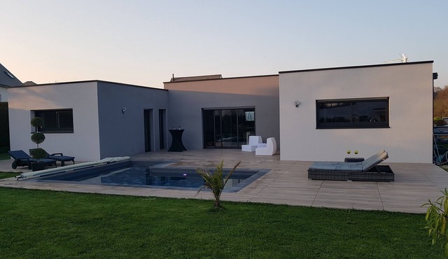 Magnificent villa with heated pool, 15' from beaches, 5' from vannes