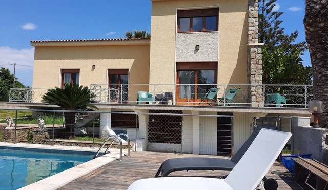 Magnificent villa with swimming pool and summer kitchen.